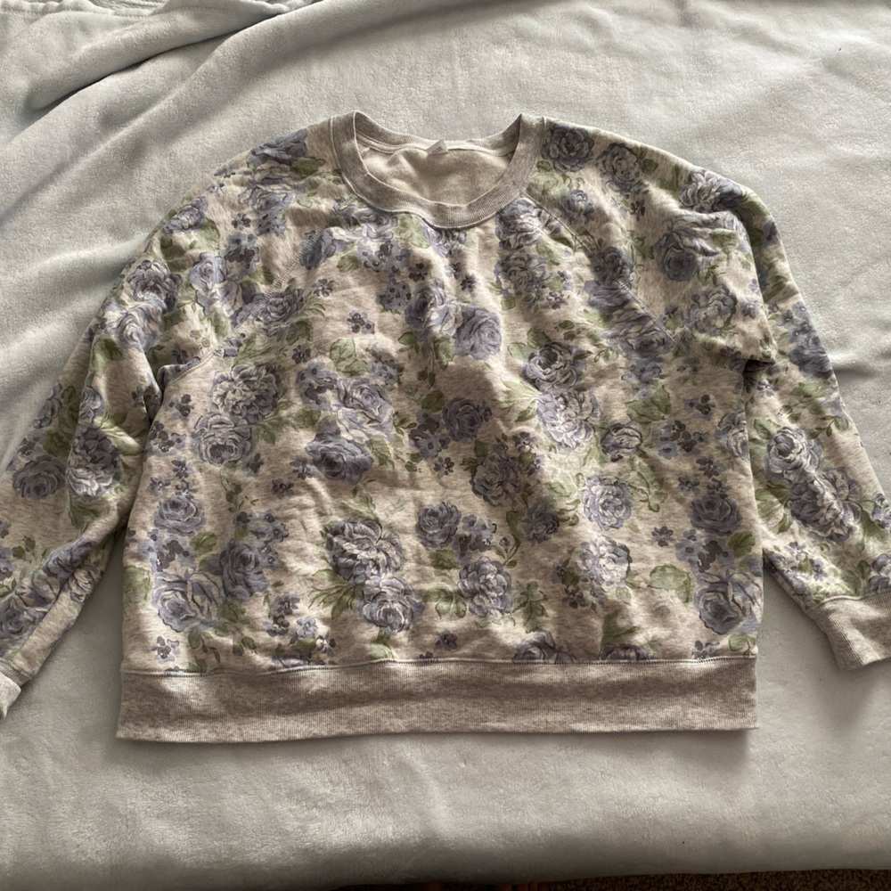 Old navy women’s floral sweatshirt. Size XL. Color purple/grey